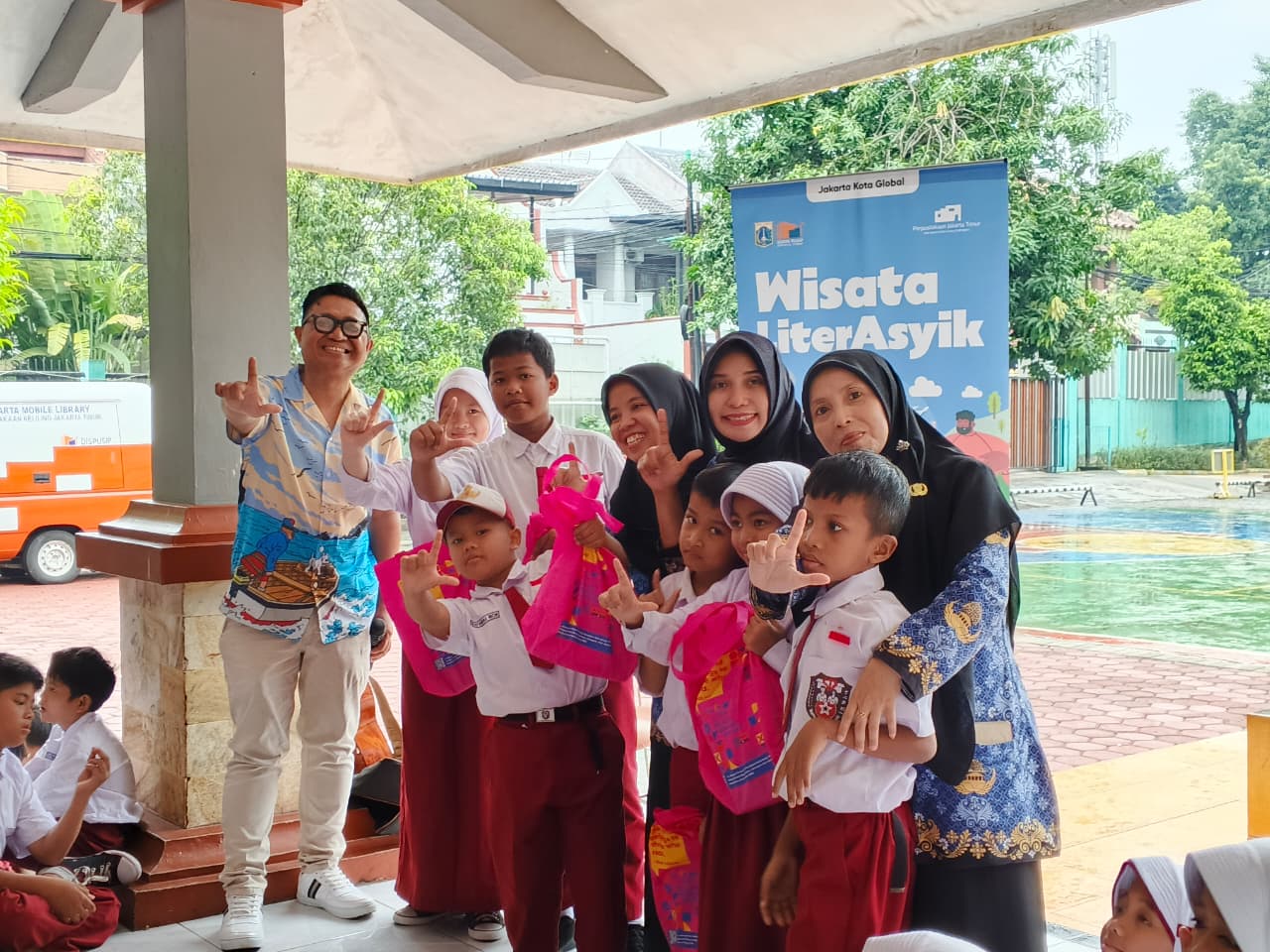 Wisata LiterAsyik Ke SDN Makasar 06